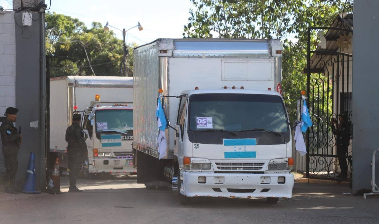 Fuerzas Armadas refuerzan supervisión y resguardo del material electoral en el Centro Logístico del CNE